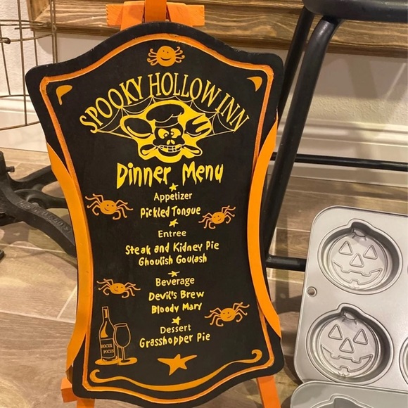 Halloween kitchen baking bundle cookie cutters sign pans towels 9 spooky pieces - Picture 5 of 5